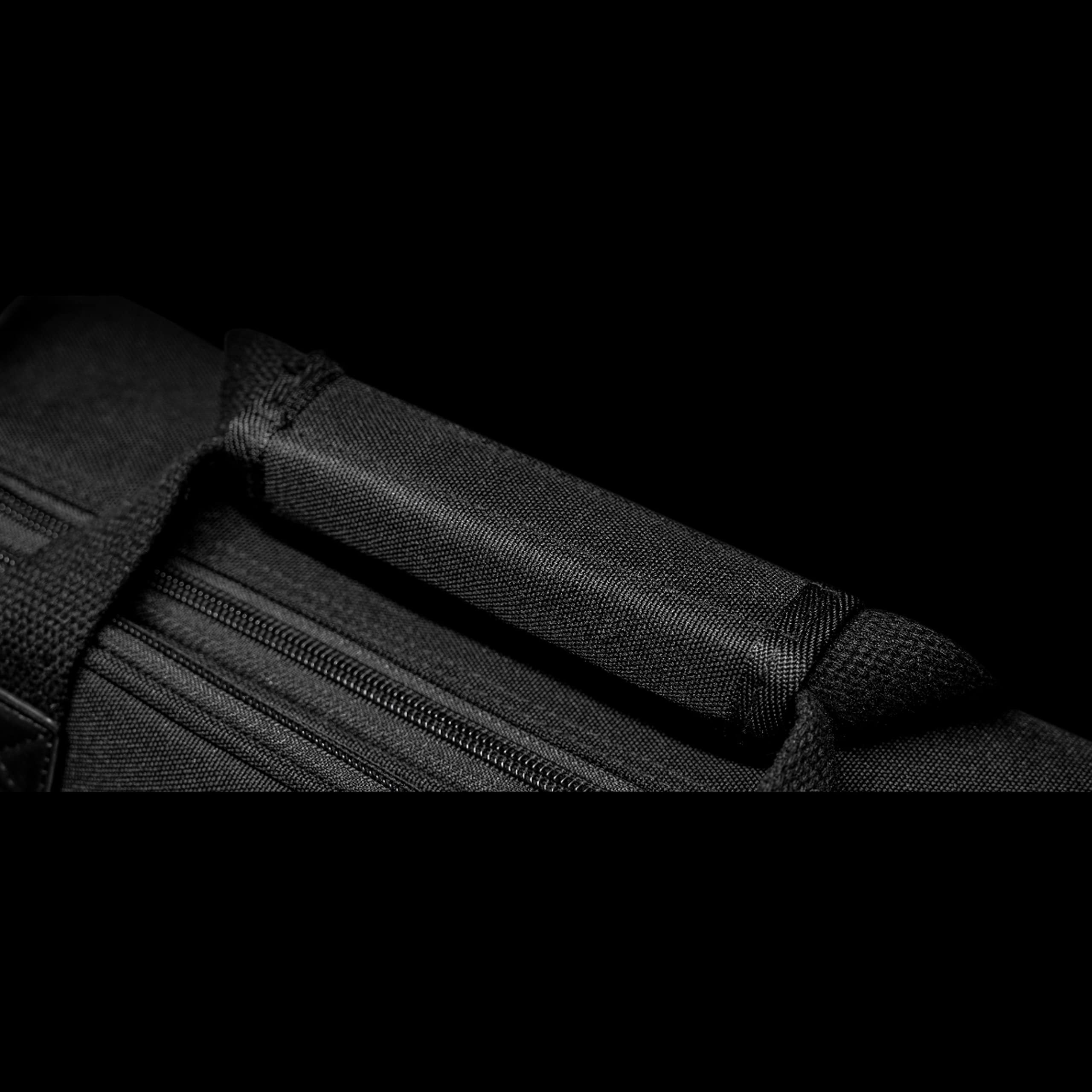 Close-up of the padded carry handle on the Valeton GP-200 gig bag