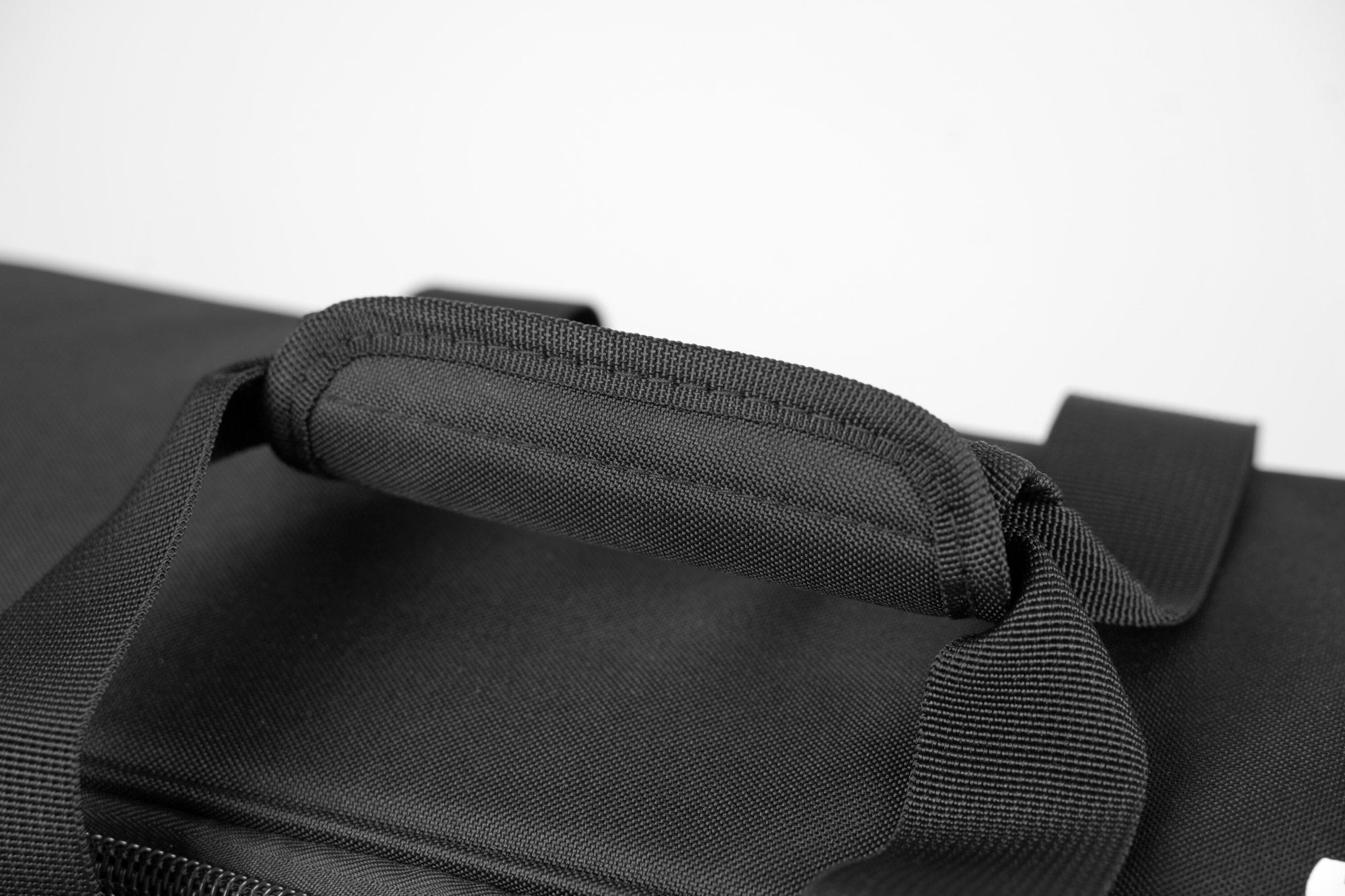Close-up of the padded carry handle on the Hotone PGB-1 Pulze gig bag