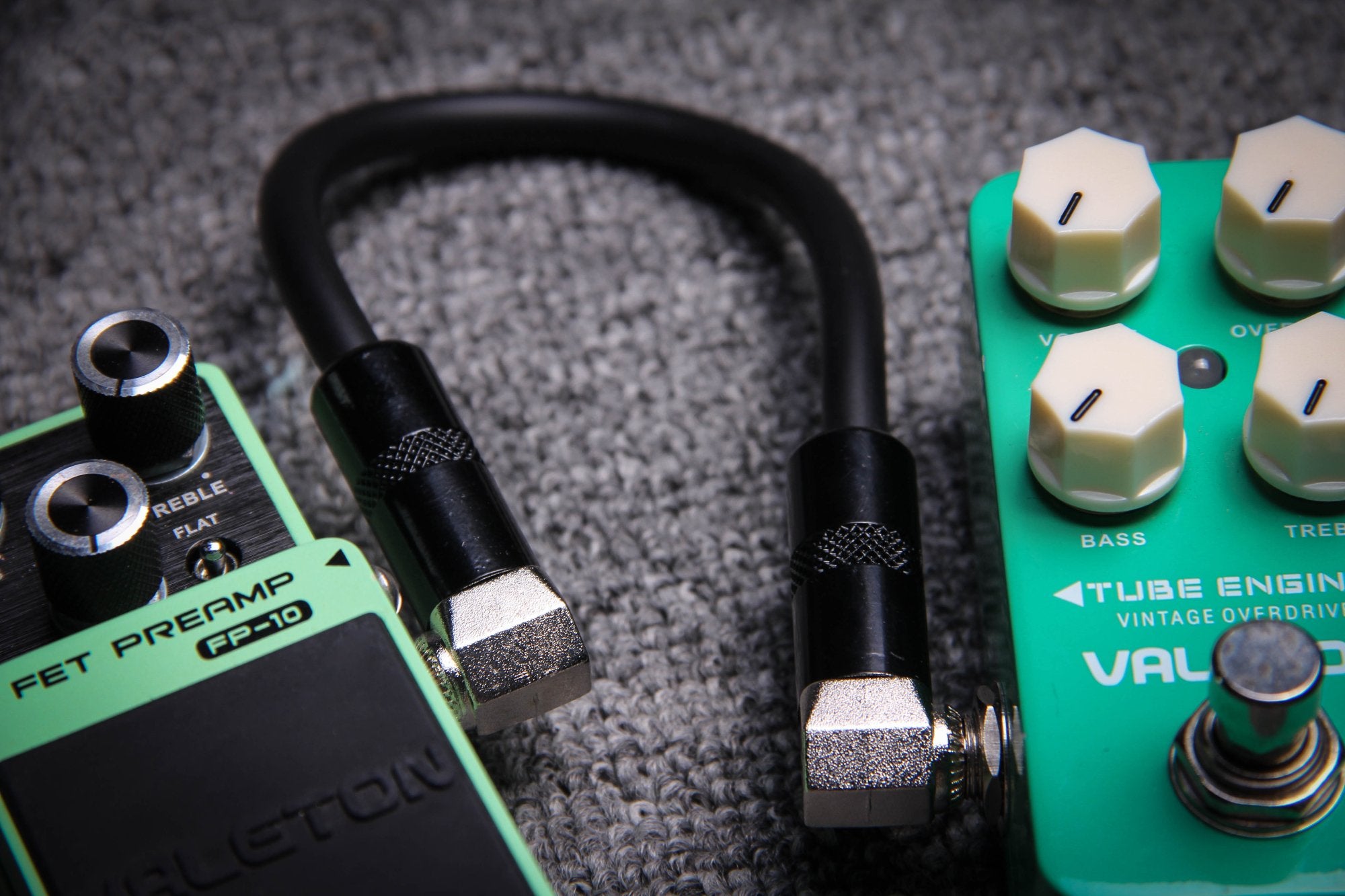 Valeton VPC-3 patch cable connecting a green preamp pedal to a teal drive pedal