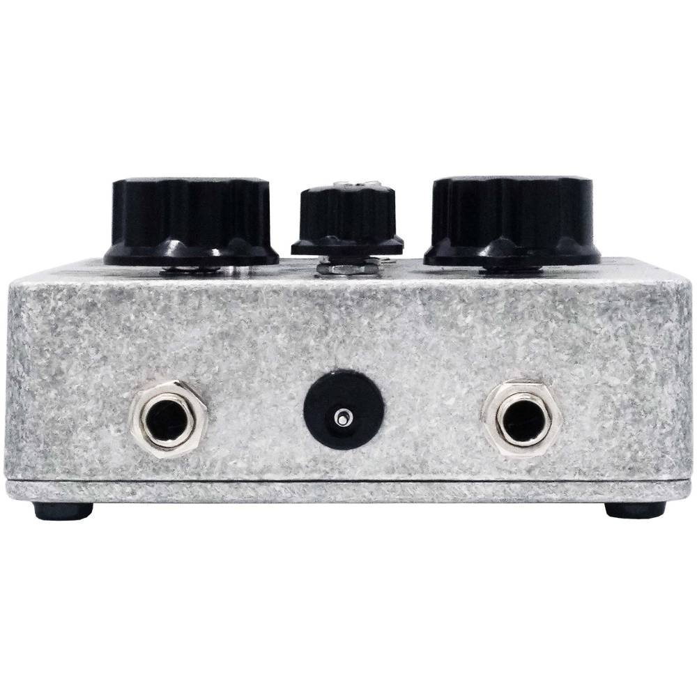 Rear jack panel of the Death by Audio Bass War with two quarter inch jacks and a 9V DC power socket