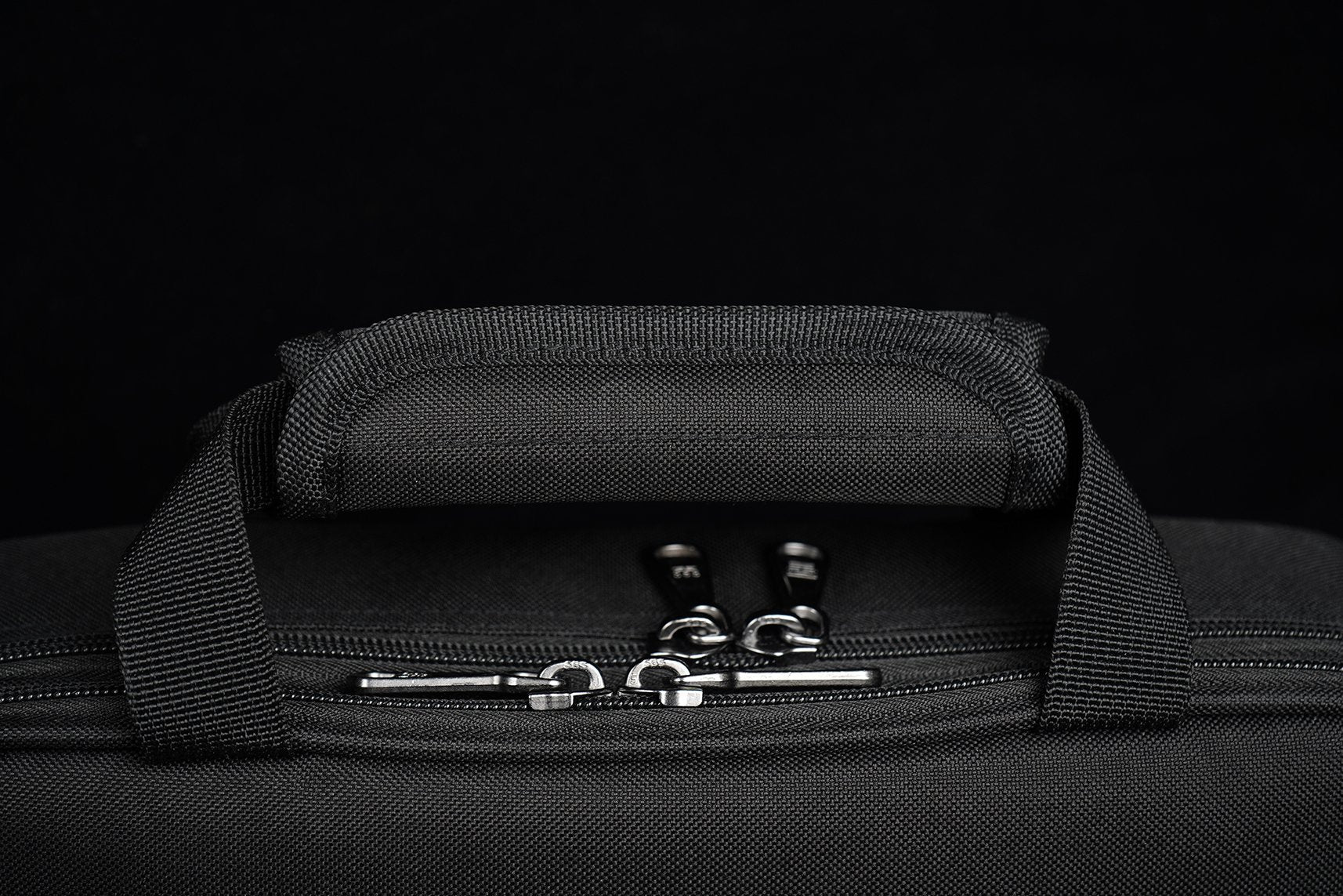 Close-up of Valeton GPB-2 gig bag padded handle and zipper pulls