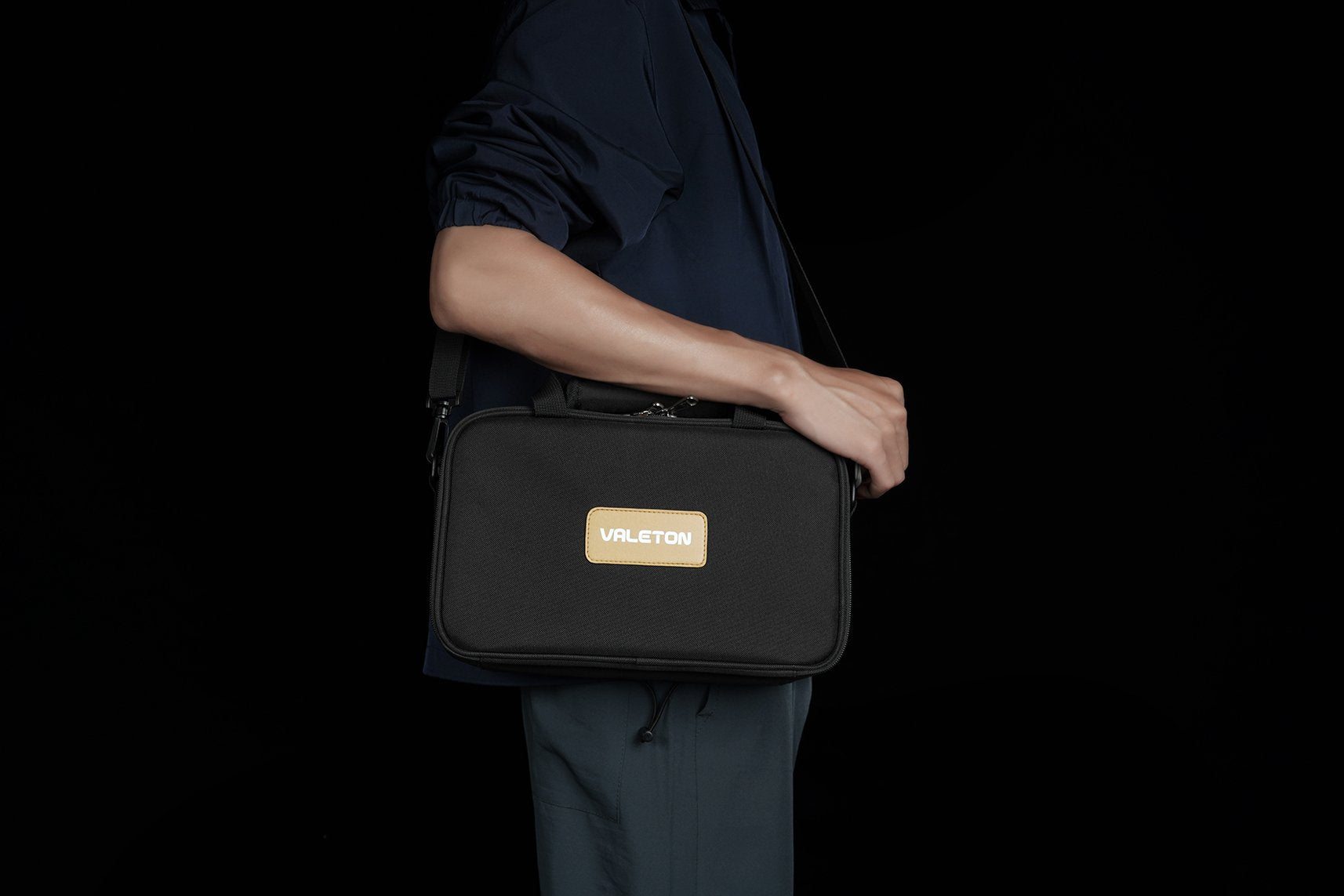 Person carrying the Valeton GPB-2 gig bag by its shoulder strap