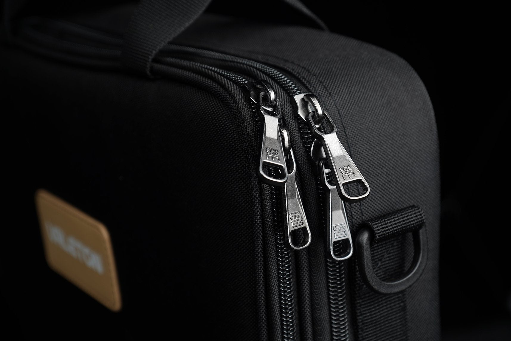 Close-up detail of Valeton GPB-2 gig bag logo and zippers