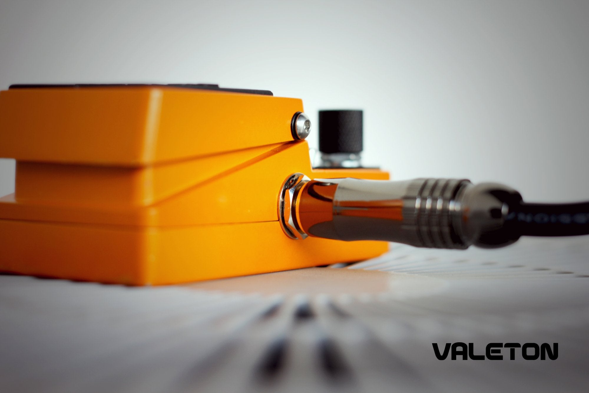 Valeton VGC-3 cable plugged into an orange effects pedal